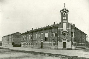L’Oratorio Michele Rua, la chiesa e a sinistra la scuola nel 1949. © Archivio Oratorio Michele Rua.