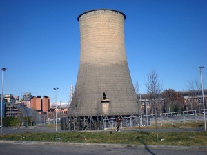 Torre di raffreddamento dell’ex stabilimento Michelin. Fotografia di Angela Caterini, 2015