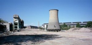 La torre di raffreddamento della Michelin nel periodo delle demolizioni; sulla sinistra, i resti della struttura del magazzino lungo corso Umbria. Fotografia di Filippo Gallino per la Città di Torino, luglio 2001.
