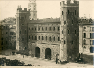 Ditta Brogi, Torino, Porta Palatina: costruzione restaurata del secolo di Augusto, Ed.ni Brogi 3748, serie “Romano”, stampa su carta ai sali d’argento, 1890 circa (BCI, B3).