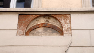 Resti di una finestra medievale in via Conte Verde. Fotografia di Plinio Martelli, 2010. © MuseoTorino.