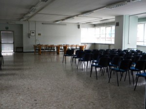 Aula magna della Scuola elementare Carlo Casalegno. Fotografia di Vanessa Delle Case.
