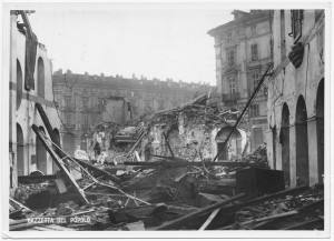  Piazza della Repubblica, Mercato del Pesce (Porta Palazzo). Effetti prodotti dai bombardamenti dell'incursione aerea dell'8 Dicembre. UPA 2401_9C02-18. © Archivio Storico della Città di Torino