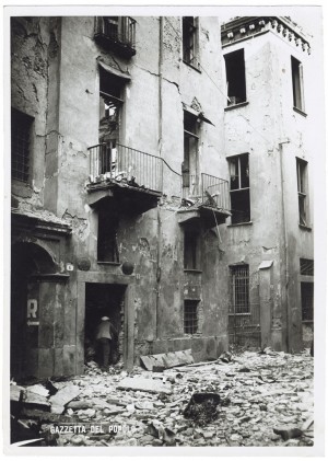 Vicolo di Santa Maria - “Bomba dirompente di medio calibro”. Effetti prodotti dai bombardamenti dell'incursione aerea del 20-21 novembre 1942. UPA 1772_9B01-11. © Archivio Storico della Città di Torino