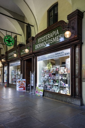 Farmacia Carlo Felice, ex Nuova cosmesi, già Old England, abbigliamento