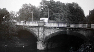 Veduta del Ponte Ramello prima dell’ampliamento del 1966 dove si nota la struttura in muratura ottocentesca oggi inglobata da quella in cemento. (in Angía Sassi Perino, Giorgio Faraggiana, 2002, p. 93).