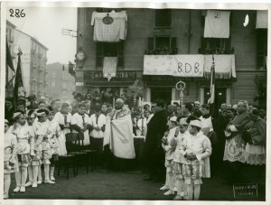 Largo Sonzini (ora largo Giulio Cesare), processione con la reliquia di don Bosco, 22 febbraio 1930; Luigi Grassi è al fianco di don Filippo Rinaldi. © Archivio Oratorio Michele Rua.