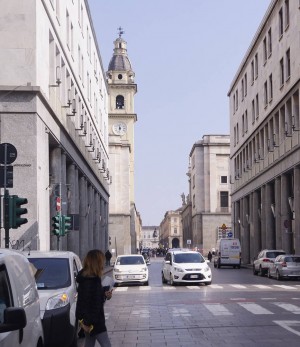 Via Roma, traffico ridotto, con ZTL e parziali pedonalizzazioni circostanti. Fotografia di Luca Davico, 2017
