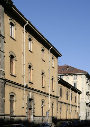 Ex caserma Maurizio De Sonnaz. Fronte su via Avogadro con l’ingresso del Circolo Sottufficiali di Torino. Fotografia di Caterina Franchini.