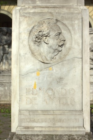 Monumento a Edmondo De Amicis. Fotografia di Giuseppe Caiafa, 2011.