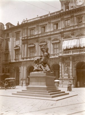 Pelagio Palagi, Monumento al Conte Verde. Fotografia di Mario Gabinio, 11 luglio 1924. Fondazione Torino Musei, Archivio Fotografico, Fondo Mario Gabinio. © Fondazione Torino Musei