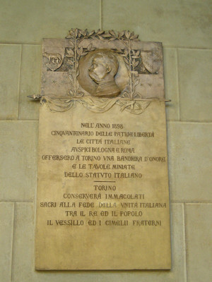 Lapide dedicata al cinquantenario dello Statuto Albertino. Fotografia di Elena Francisetti, 2010. © MuseoTorino