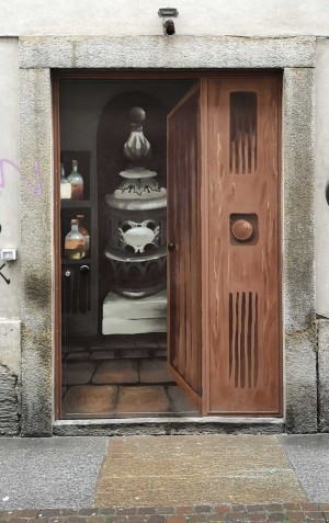 Trompe l'oeil via Santa Chiara 1