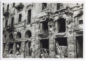 Piazza Carlo Ignazio Giulio. Effetti prodotti dai bombardamenti dell'incursione aerea del 20-21 novembre 1942. UPA 1741_9A06-52. © Archivio Storico della Città di Torino