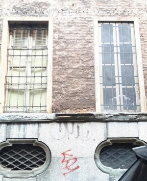 Finestre e luci degli infernotti dipinti a trompe l'oeil in via Bogino, 12