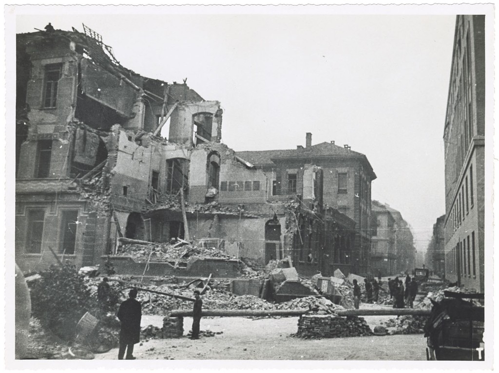 Via Davide Bertolotti 10, Istituto Tecnico Femminile Pareggiato “Clotilde di Savoia” - Scuola Municipale (già Civica di Avviamento Professionale). Effetti prodotti dai bombardamenti dell'incursione aerea del 1° dicembre 1943. UPA 4201D_9E04-24. © Archivio Storico della Città di Torino/Archivio Storico Vigili del Fuoco