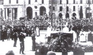 6 maggio 1945, il Cardinal Fossati celebra la Messa in piazza Vittorio Veneto. © Archivio Storico AMMA