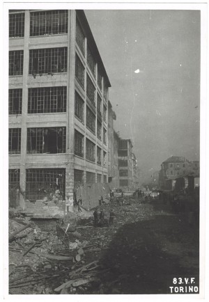 Via Nizza 148, Officine RIV (Soc. An.), Officine di Villar Perosa. Effetti prodotti dall'incursione aerea dell'8 novembre 1943. UPA 4113_9E04-03. © Archivio Storico della Città di Torino/Archivio Storico Vigili del Fuoco