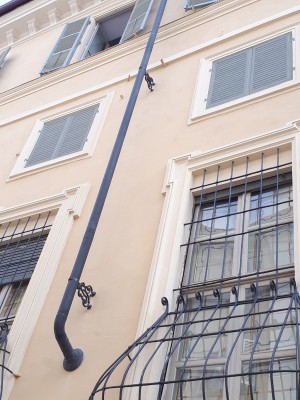 Finestre dipinte a trompe l'oeil in via Luigi des Ambrois 5