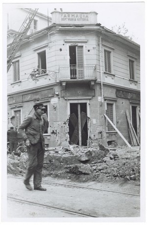 Via Luigi Cibrario angolo Via Medail. Farmacia dell'Ospedale Maria Vittoria. Effetti prodotti dai bombardamenti del 4-5 dicembre 1940. UPA 0911D_9A01-51. © Archivio Storico della Città di Torino