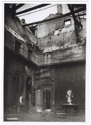 Piazza San Carlo, Palazzo Solaro della Margherita ora dell'Accademia Filarmonica. Effetti prodotti dai bombardamenti dell'incursione aerea del 20-21 novembre 1942. UPA 1825D_9B01-45. © Archivio Storico della Città di Torino