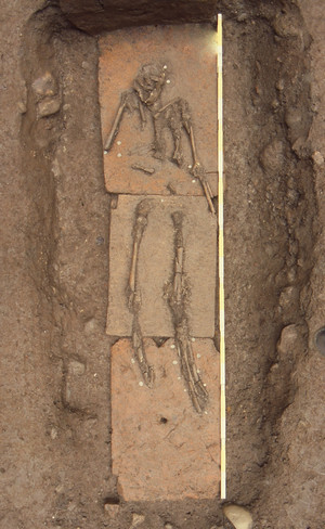 Particolare di inumato deposto su un piano di tegoloni, © Soprintendenza per i Beni Archeologici del Piemonte e del Museo Antichità Egizie.