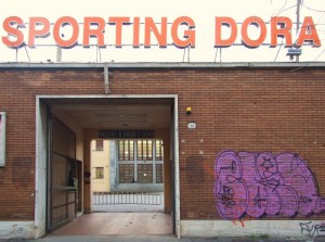 L’accesso allo Sporting Dora, in corso Umbria 83. Comitato Parco Dora, 2010.
