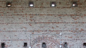 Particolare delle buche pontaie di uno degli edifici della cascina Giajone. Fotografia di Edoardo Vigo, 2012.