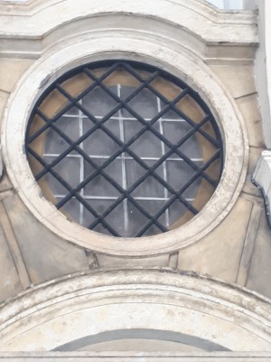 Finestra circolare dipinta a trompe l'oeil in piazza San Carlo 156. Fotografia di Raffaele Palma, 2020