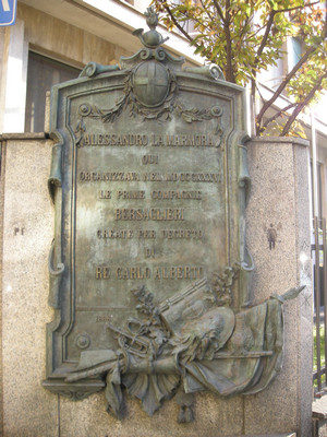 Lapide dedicata ad Alessandro Ferrero della Marmora e al cinquantenario dell'Arma dei Bersaglieri. Fotografia di Elena Francisetti, 2010. © MuseoTorino.