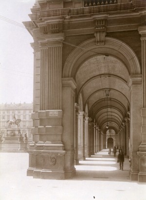 Monumento a Carlo Alberto e vista dei portici da via Cesare Battisti. Fotografia di Mario Gabinio, 18 giugno 1925. © Fondazione Torino Musei.