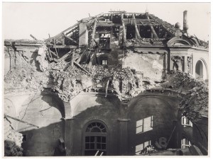 Via dell'Arsenale. Palazzo Antico Arsenale. Effetti prodotti dai bombardamenti dell'incursione aerea dell'8-9 dicembre 1942. UPA 2618_9C03-47. © Archivio Storico della Città di Torino