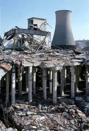La torre di raffreddamento della Michelin nel periodo delle demolizioni. Fotografia di Filippo Gallino per la Città di Torino, settembre 1998.