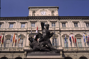 Il Palazzo Civico e il monumento al Conte Verde in piazza Palazzo di Città. Fotografia di Claudio Penna, 2011 © MuseoTorino.