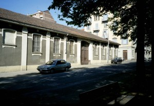 Basso fabbricato industriale in via Buscalioni 8, risparmiato dai bombardamenti. Fotografia di Agata Spaziante, 1997 in www.immaginidelcambiamento.it