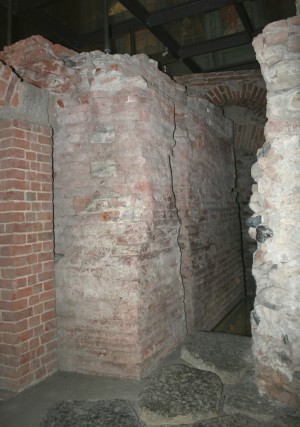 Resti delle strutture dell’interturrio. Fotografia di Enrico Lusso, 2010