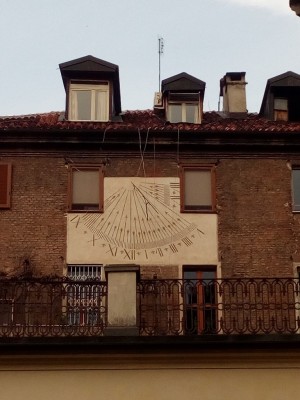 Orologio solare, palazzo in via Carlo Alberto, 14