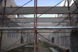 L’interno del fabbricato che ospiterà l’“hortus conclusus” durante le lavorazioni. Fotografia Comitato Parco Dora, ottobre 2010.