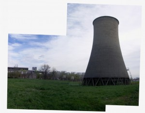 La torre di raffreddamento della Michelin nel periodo tra le demolizioni e l’avvio del cantiere. Fotografia © Comitato Parco Dora, marzo 2007.
