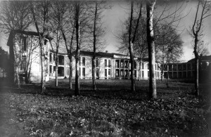 Birago di Vische in un’immagine d’archivio. Vista dal parco sul lato Dora. Loggiati per la terapia della tubercolosi chiusi con serramenti nella ristrutturazione del 2000. Archivio Storico Relazioni Esterne ASL1