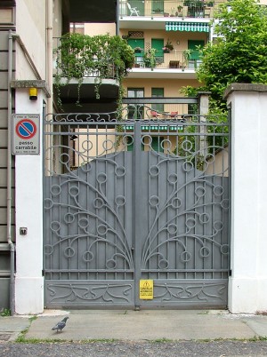 Corso Francia 11 bis, lato via Giambattista Gropello, cancello