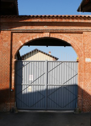 Ingresso orientale alla Borgata Villaretto. Fotografia di Edoardo Vigo, 2012.