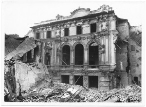 Via Principe Tommaso, Teatro Chiarella. Effetti prodotti dai bombardamenti dell'incursione aerea del 20-21 novembre 1942. UPA 1855_9B02-13. © Archivio Storico della Città di Torino