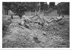 Via Passo Buole 74, Parrocchia del Lingotto. Effetti prodotti dai bombardamenti dell'incursione aerea del 4 giugno 1944. UPA 4619_9F01-04. © Archivio Storico della Città di Torino/Archivio Storico Vigili del Fuoco