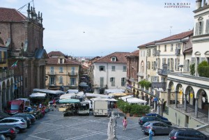 Mercato in piazza Vittorio Emanuele II, Moncalieri. Fotografia di Tina Rossi, 2015 © Città di Torino Area Commercio e Attività Produttive 