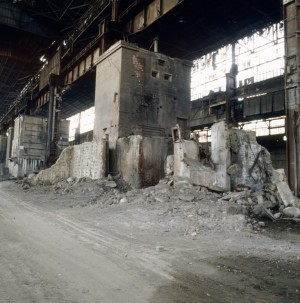 Le torri di cemento armato che contenevano i trasformatori per l’alimentazione dei forni. Fotografia di Filippo Gallino per la Città di Torino, maggio 1999.