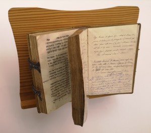 Libro di preghiere in ebraico in cui sono annotate le nascite, i matrimoni e le morti della famiglia Servadio, dal 1862 sino ai giorni nostri. Mostra: Torino - Fossoli - Auschwitz. Donne e luoghi della memoria
