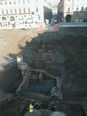 Veduta dei piloni del ponte durante lo scavo, © Soprintendenza per i Beni Archeologici del Piemonte e del Museo Antichità Egizie