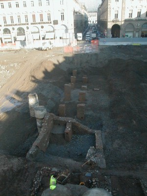 Veduta dei piloni del ponte durante lo scavo, © Soprintendenza per i Beni Archeologici del Piemonte e del Museo Antichità Egizie