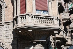 Particolare della mensola che sostiene il bow window, casa in via Verres 22. Fotografia di Giuseppe Beraudo, 2011